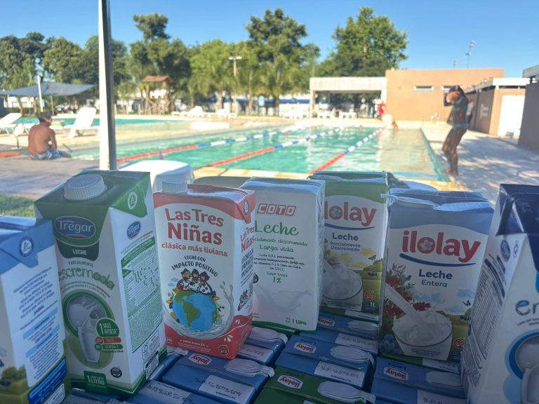 Un club, una causa: 12 horas de nado y cientos de litros de leche para los comedores