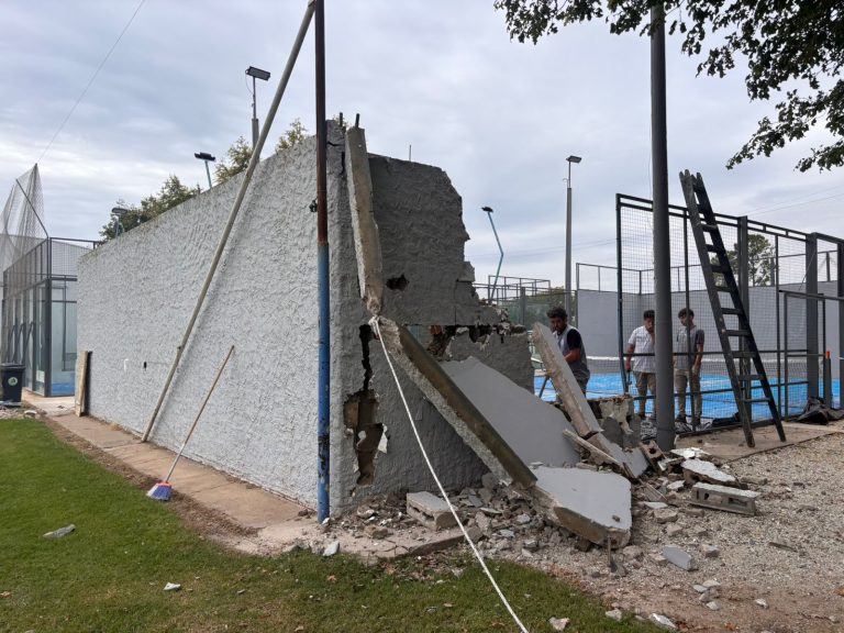 Trebolense inició la construcción de su segunda cancha de pádel vidriada