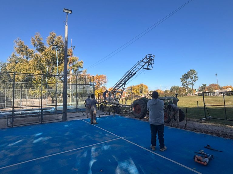 Trebolense avanza con la renovación de la cancha de pádel N°1