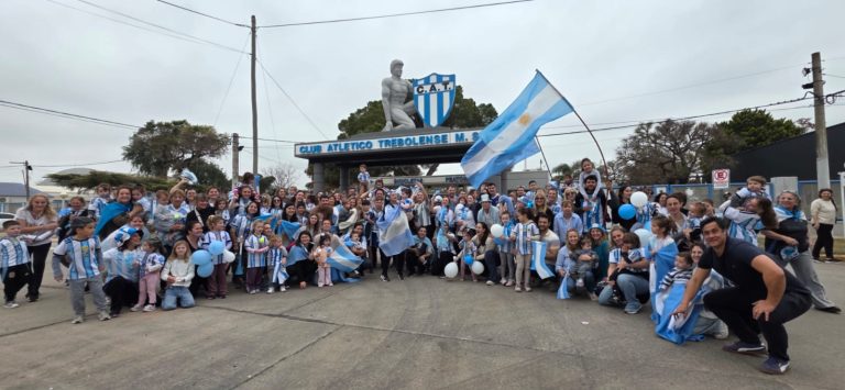 Celeste y blanco desde la infancia: el Jardín Manitos Traviesas realizó un emotivo banderazo por la Selección Argentina