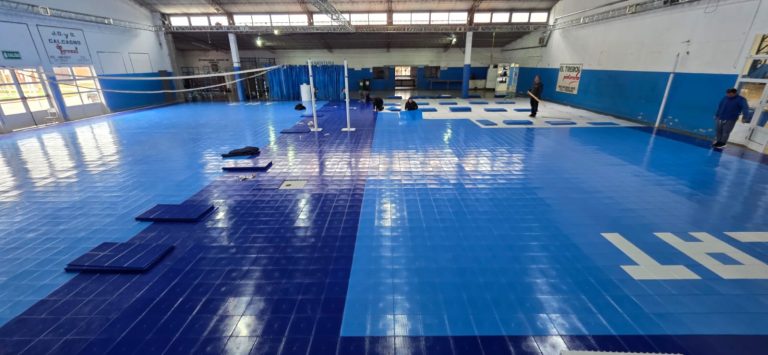 Trebolense incorporó un nuevo piso deportivo para dos canchas de vóley en el SUM